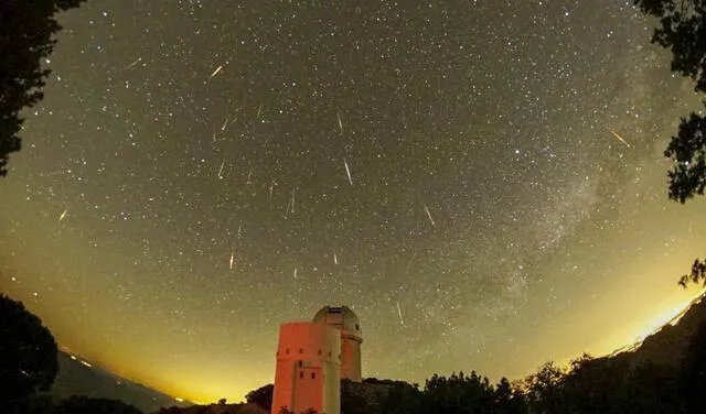 Varios meteoros Tau Hercúlidas de color naranja fueron captados encima del telescopio Nicholas U. Mayall, en el Observatorio Nacional Kitt Peak (Arizona, Estados Unidos)