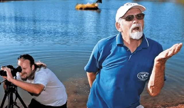Un hombre identificado como Brian Horton (izquierda) graba un video de uno de los tres reservorios. La fotografía de Harrington (derecha) fue publicada en agosto del 2012. Foto:  Jamie Lusch/ Mail Tribune