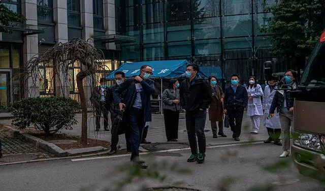 El equipo de expertos de la OMS que ha viajado a Wuhan a la salida del Hospital Provincial de Hubei, el pasado viernes. Foto: EFE
