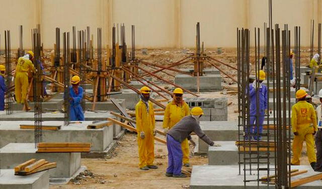 Qatar acepta la muerte de entre 400 y 500 trabajadores emigrantes en obras para el Mundial
