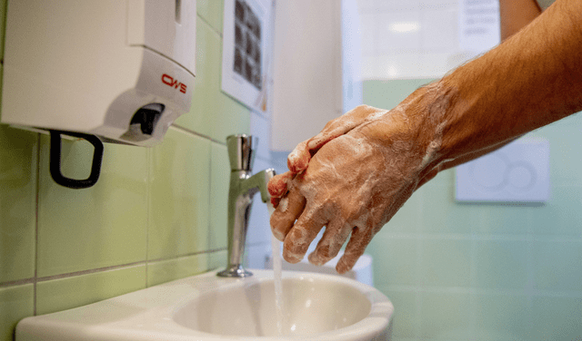 Lavarte las manos o los pies con agua tibia es otro truco para poder dormir bien en verano. Foto: EFE