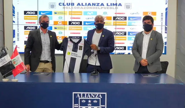 Jefferson Farfán estuvo acompañado por Miguel Pons (administrador de Alianza) y José Bellina (gerente deportivo). Foto: Alianza Lima TV