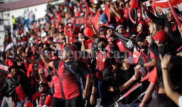 A todo pulmón. Hinchas comenzaron a alentar horas antes del duelo ante Internacional. Foto: Rodrigo Talavera/La República