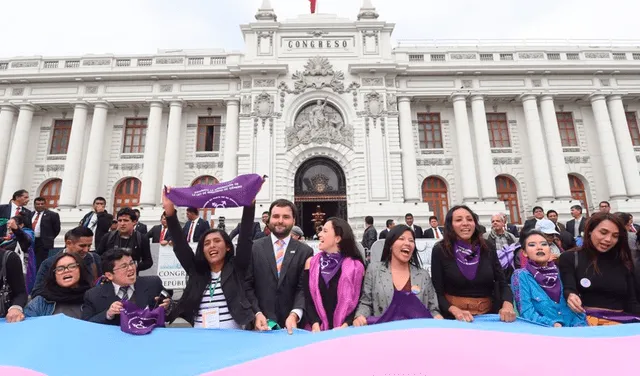 'Banderazo' con congresistas en Plaza Bolívar. Foto: Melissa Merino.
