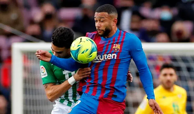 Memphis Depay luchando un balón ante el Real Betis. Foto: EFE