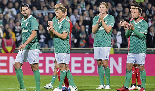 Merecido. Claudio, aplaudido por los jugadores del Bremen. Foto: difusión
