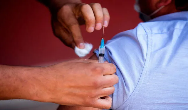 El Gobierno de Chile ratificó que, de momento, la vacuna de AstraZeneca solo se administrará en hombres. Foto: EFE
