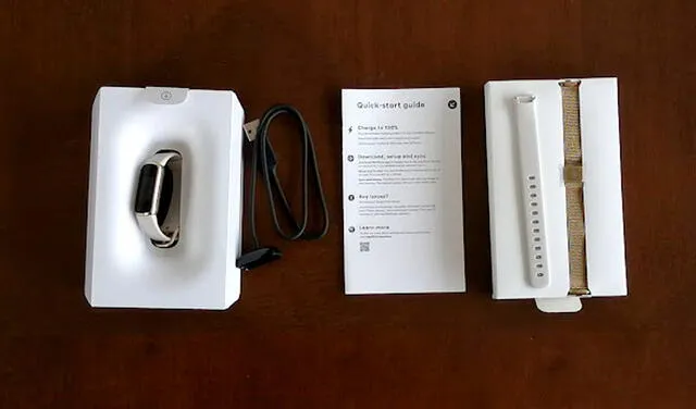 Estos son los contenidos del paquete: el dispositivo, cargador, dos repuestos de pulsera y las instrucciones. Foto: La República/Alexa Pinedo