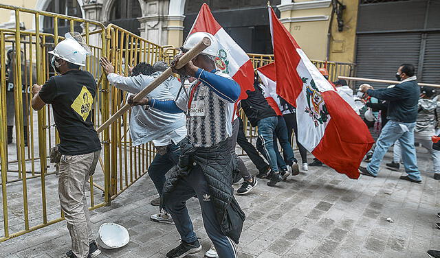 Conocidos. Miembros de La Resistencia, grupo fujimorista, encabezaron la peligrosa turba. Foto: Aldair Mejía/La República