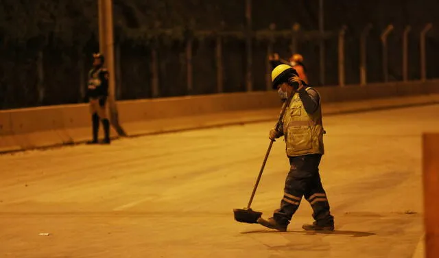 Personal de la MML realiza trabajo de limpieza en la zona afectada. Foto: Municipalidad de Lima