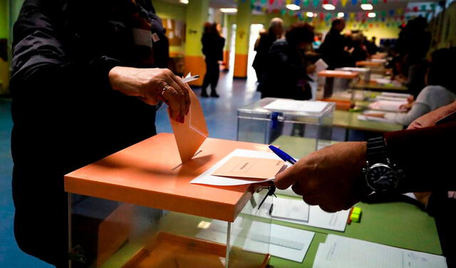 Los residentes en el extranjero pudieron votar presencialmente en los consulados. Foto: EFE