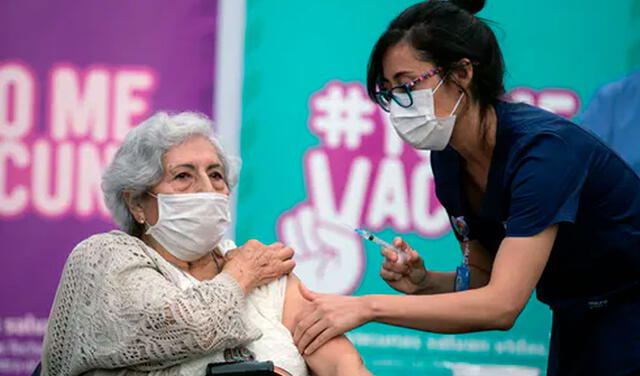 COVID-19: Chile inicia vacunación de tercera dosis con AstraZeneca en adultos mayores