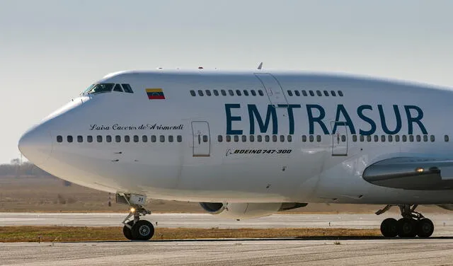 Esta es una imagen del Boeing 747-300 registrado con el número YV3531 de la aerolínea de carga venezolana Emtrasur en el aeropuerto internacional de Córdoba, Argentina, el 6 de junio de 2022. Foto: AFP