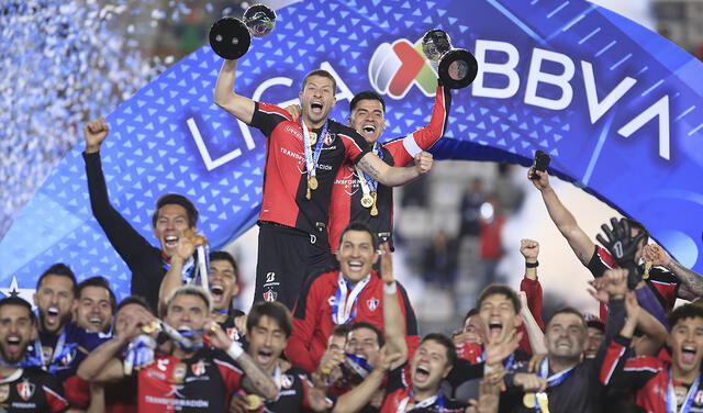 Martín Nervo y Aldo Rocha levantaron los trofeos de la Liga MX y Campeón de Campeones. Foto: AFP