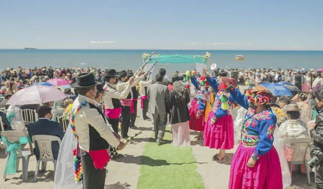 Novios ingresaron flanqueados por pobladores que llevaban trajes distintivos de Ácora. Foto: Distrito de Ácora