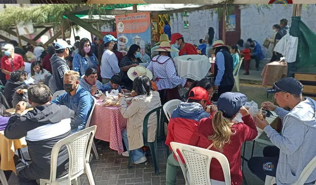 Los comensales llegaron desde tempranas horas a la plaza de Cayma. Foto: URPI/Wilder Pari