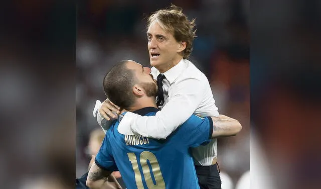 Artífices. El autor del gol, Leonardo Bonucci, celebra con el entrenador Roberto Mancini. Foto: difusión