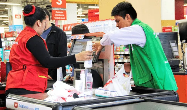 Las personas que trabajan en el puesto de cajero en Plaza Vea ganan en promedio S/ 1.025 al mes