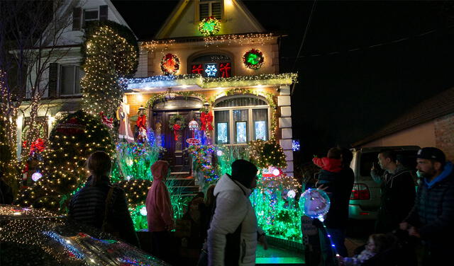 Las personas suelen decorar sus hogares con luces y demás adornos para la Navidad. Foto: AFP