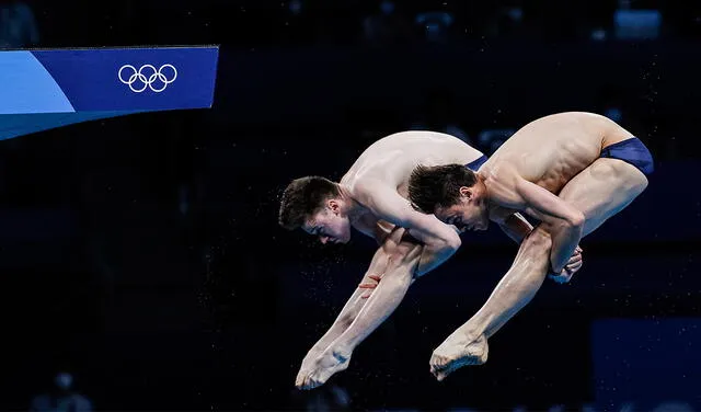 Thomas Daley y Matty Lee de Gran en su camino a ganar el oro en la final de saltos sincronizado de 10 metros en el Centro Acuático de Tokio 2020. Foto: EFE