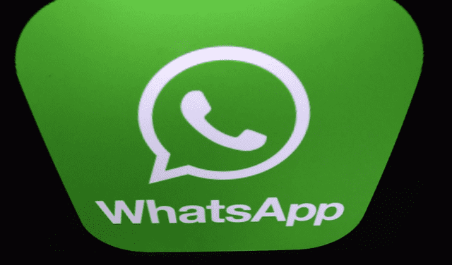 WhatsApp tiene la opción de usarla en 'modo oscuro'. Foto: AFP