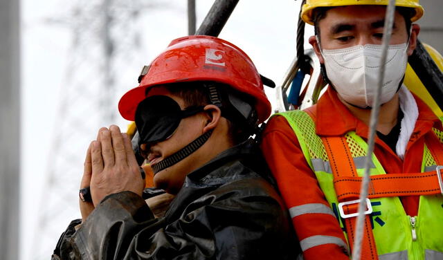 Rescatan a 11 mineros atrapados bajo tierra desde hace dos semanas en China
