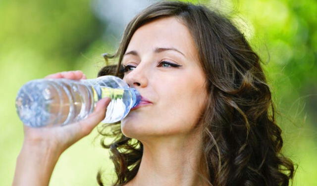 Beber agua será importante para cuidar nuestro sistema urinario. Foto: difusión
