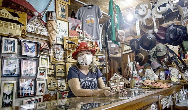 Reiniciar. "Pecky" Zucchetti vende artesanía en Oxapampa, pero no logró acceder a Reactiva Perú.  Foto: Antonio Melgarejo/ La República