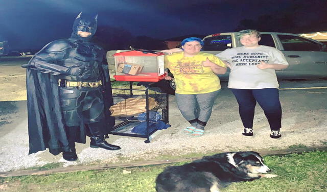 Hombre disfrazado de Batman ayuda a animales de la calle a encontrar un hogar. Foto: Batman4Paws
