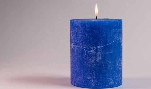 La velas azules pueden a atraer sensación de paz, reflexión o serenidad. Foto: Shutterstock