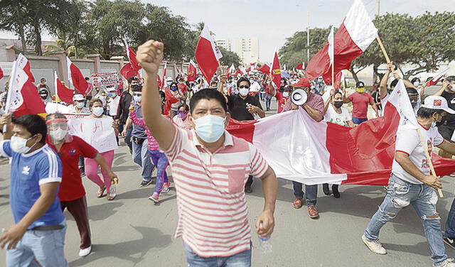 Chiclayo. Ciudadanos marchan en señal de vigilancia. Foto: Clinton Medina / La República