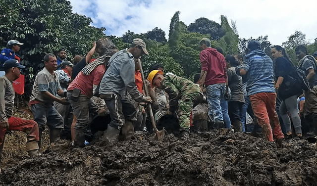 Los lugareños intentan rescatar a los niños atrapados en una escuela después de un deslizamiento de tierra cerca del municipio de Andes, departamento de Antioquia.