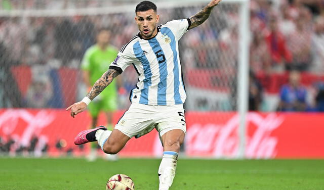 Leandro Paredes podría ser uno de los 'sacrificados' si Scaloni opta por una defensa con cinco jugadores. Foto: EFE