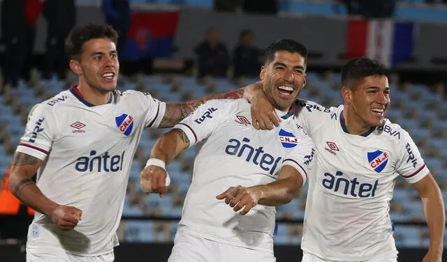 Luis Suárez celebrando el gol del triunfo junto a sus compañeros. Foto: Nacional/Twitter