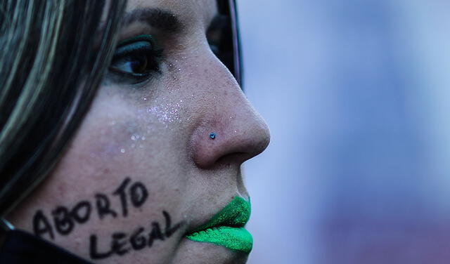 Asistentes a la marcha en Buenos Aires pidieron no olvidar la promesa de aprobar la ley del aborto que prometió el presidente Alberto Fernández. Foto: EFE