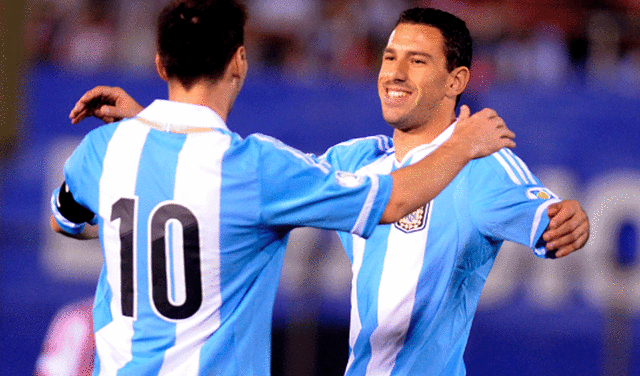 Lionel Messi y Maxi Rodríguez celebrando un gol cuando coincidieron en la selección argentina
