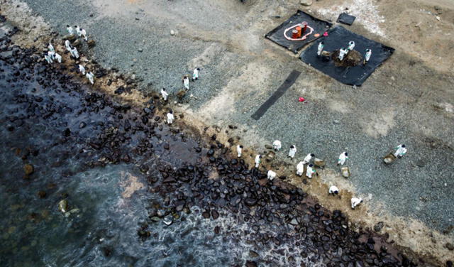 Han pasado más de 15 días desde el derrame de petróleo ocurrido en el mar de Ventanilla. Trabajos continúan, pero aún existen deficiencias. Foto: EFE