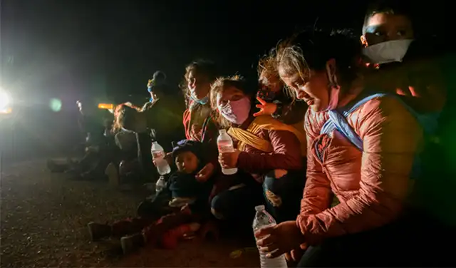 Más de 70 inmigrantes indocumentados cruzaron el Río Grande frente a Roma, Texas, en la noche del último sábado. Foto: AFP