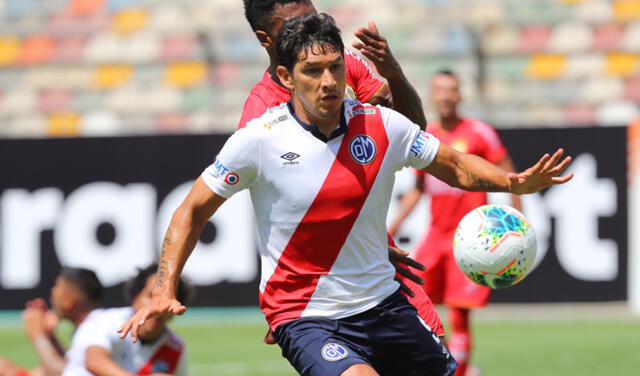 Roberto Ovelar regresó al fútbol peruano en 2021 para firmar por el Deportivo Municipal. Foto: Liga 1