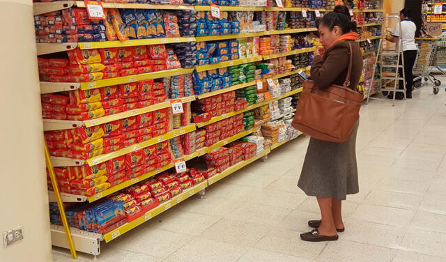 "A veces voy al supermercado en busca de buenas ofertas" es un ejemplo del uso de esta locución adverbial. Foto: La República
