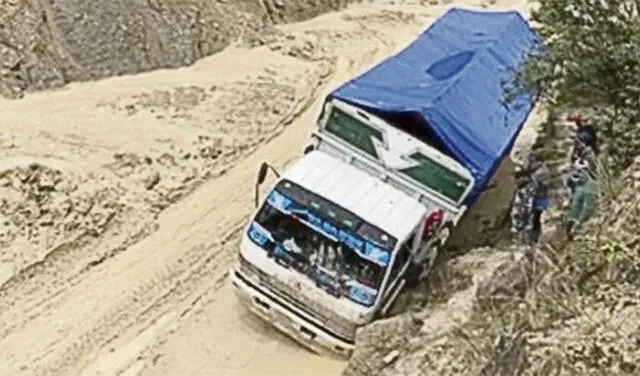 Huaicos. Una camioneta se quedó en medio del lodo tras un huaico registrado en Cutervo. Foto: difusión