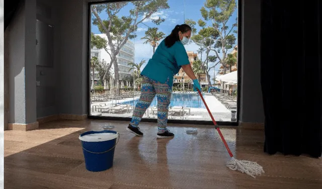 Las amas de llaves se encargan de mantener limpio los edificios e inmuebles particulares. Foto: AFP
