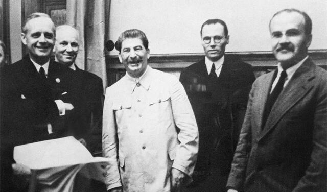Vyacheslav Molotov (a la derecha) junto con Stalin y autoridades de la Alemania nazi tras firmar el tratado de no agresión Molotov-Ribbentrop. Foto: AFP