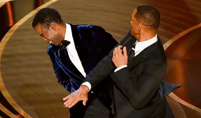 El actor Will Smith abofetea al cómico Chris Rock en la ceremonia de los Oscar. Foto: captura