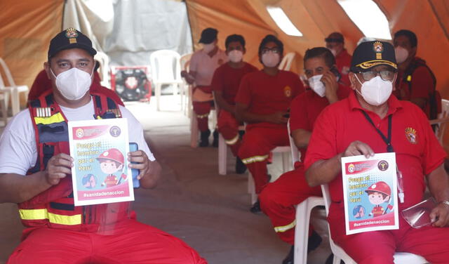 Inmunización de los Bomberos en el Callao. Foto: Félix Contreras / La República