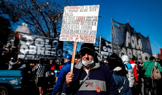 Personas protestan en las calles en Argentina en plena crisis de gobierno