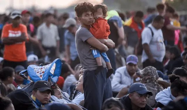 Miembros de la caravana migrante esperan sobre el puente internacional que divide México y Honduras, con la esperanza de lograr cruzar la frontera entre estas dos naciones. Foto: AFP