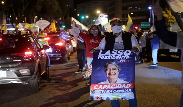 Simpatizantes de Lasso celebraron frente al CNE en Quito. Foto: EFE