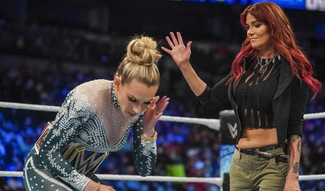 Lita dejó nocaut a Charlotte tras interrumpir su regreso a SmackDown. Foto: WWE