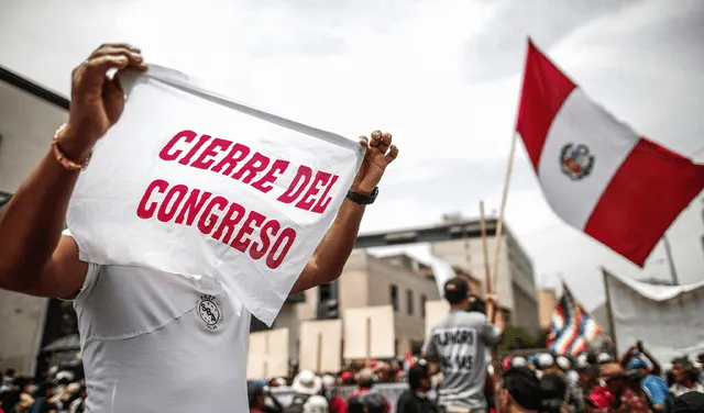 Manifestantes, simpatizantes del expresidente Pedro Castillo, celebran la noticia del cierre del Congreso
